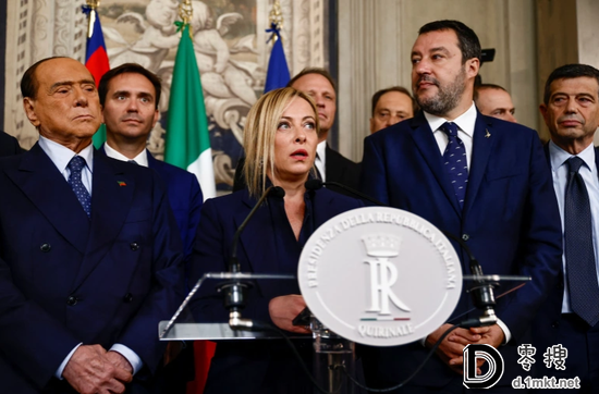 梅洛尼宣布组阁时，贝卢斯科尼与萨尔维尼分立她左右。 图源：Reuters